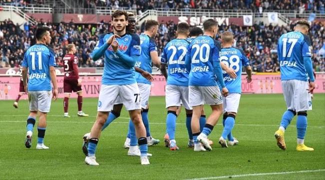 نابولي يكتسح تورينو ويقترب من التتويج بلقب الدوري الإيطالي