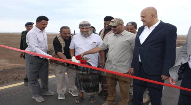 طارق صالح يفتتح ثلاثة مشاريع حيوية في باب المندب