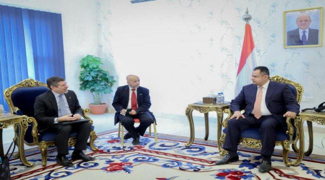 رئيس الوزراء يستقبل في عدن السفير الأمريكي لدى اليمن