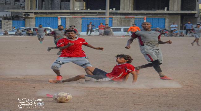فريق الدرينة يقصي شباب العيدروس ويتأهل إلى الدور الثاني من دوري الهوكي الرمضاني