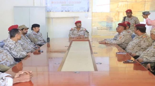 رئيس أركان الجيش اليمني يجتمع بقيادة المنطقة الرابعة في عدن
