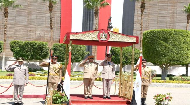 وزير الدفاع اليمني يلتقي القائد العام للقوات المسلحة المصرية