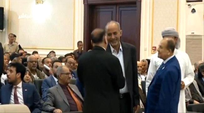 اللواء "محمود الصبيحي" يصل إلى قاعة اللقاء التشاوري الجنوبي 