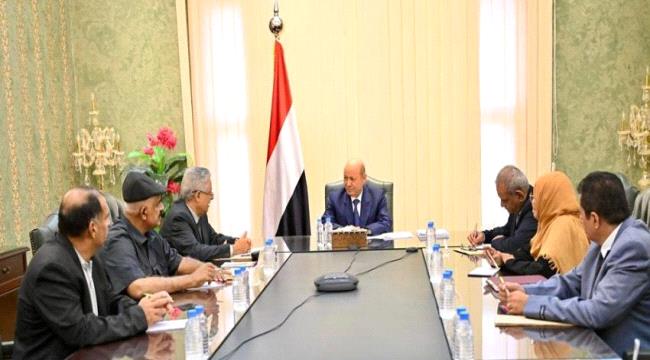 العليمي يلتقي لجنة الموظفين المبعدين من وظائفهم
