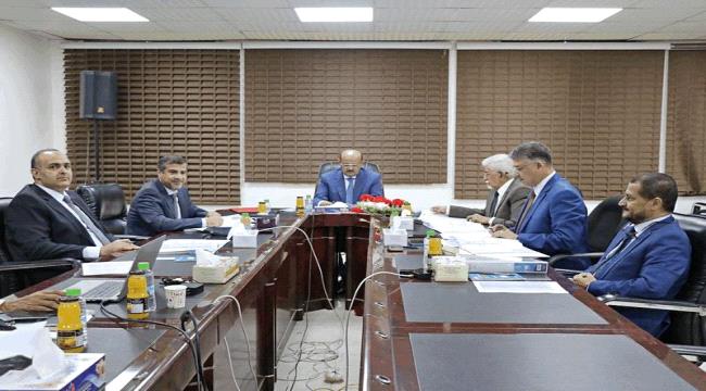 البنك المركزي اليمني يلوح بعقوبات إقليمية ودولية.. ضد هذه الفئة
