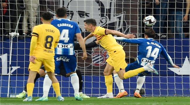 برشلونة يسحق إسبانيول ويحسم لقب الدوري الإسباني