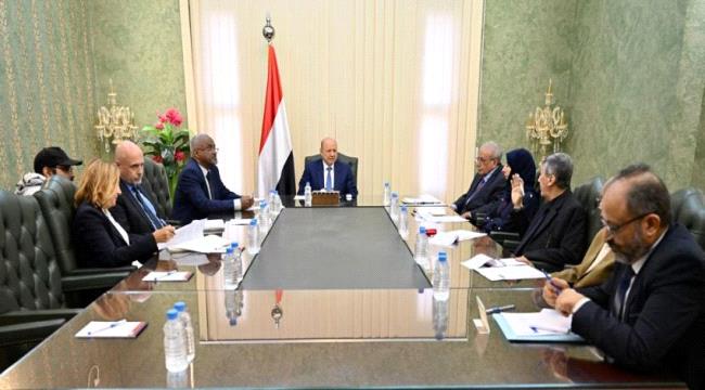 رشاد العليمي يلتقي لجنة اللقاء التشاوري في عدن