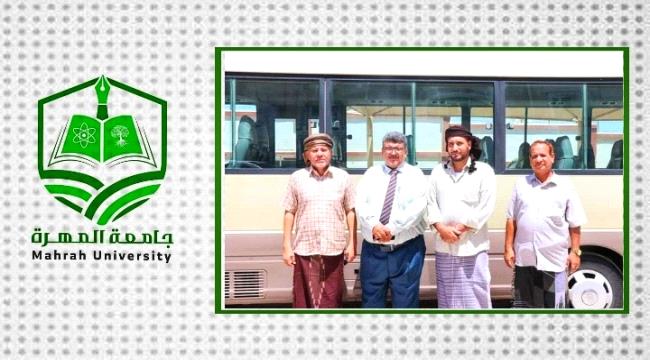جامعة المهرة تتسلم باص نقل دعماً من السلطة المحلية عبر شركة النفط 