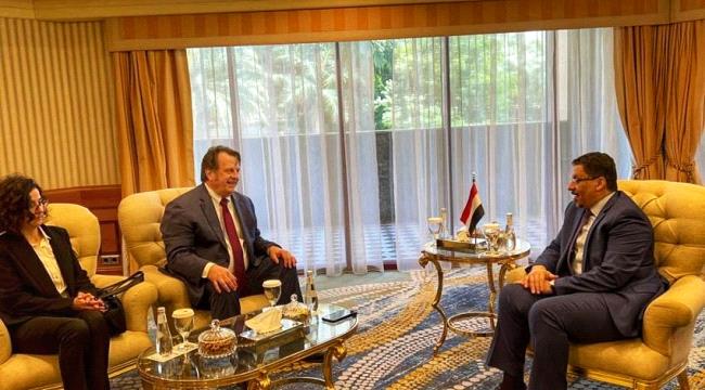 بن مبارك يلتقي المنسق المقيم للشؤون الانسانية في اليمن