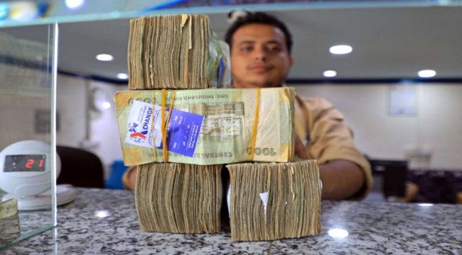 تدهور الريال يمدد الضغوط المعيشية على اليمنيين