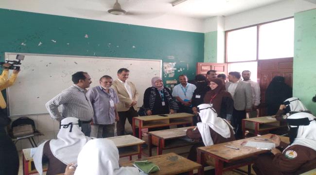 محافظ عدن يزور مراكز الاختبارات النهائية للعام الدراسي في مديرية خورمكسر