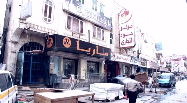 مولد كهربائي ضخم يهدد بنايات سكانية في عدن بالسقوط