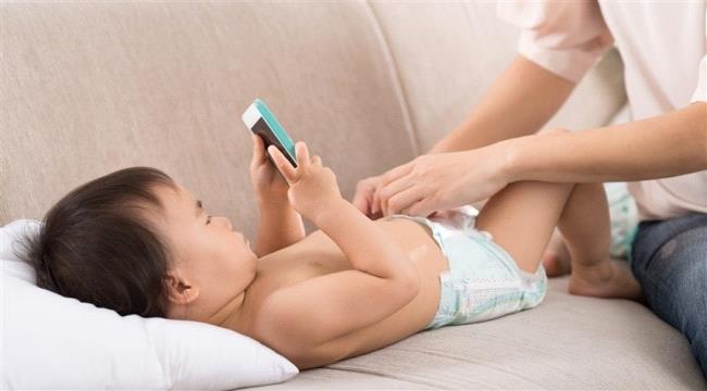 الاستعمال المفرط للموبايل يؤثر بالسلب على دماغ الأطفال