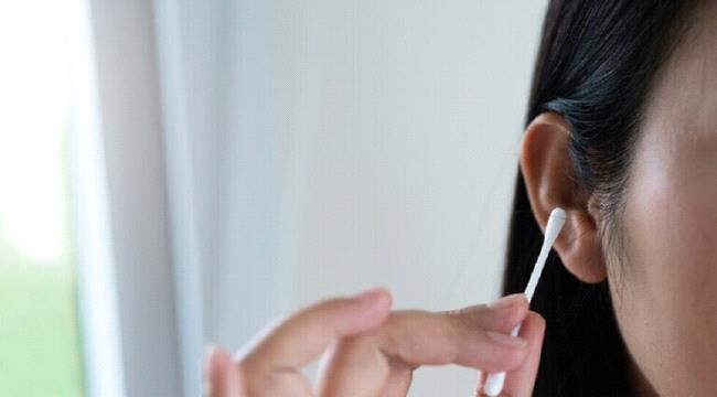 أخطاء شائعة "خطيرة" عند تنظيف الأذنين.. تعرف عليها