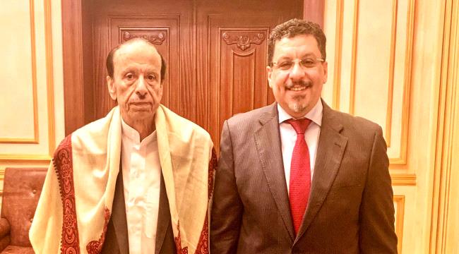 بن مبارك يزور اللواء ناصر منصور هادي للاطمئنان على صحته 