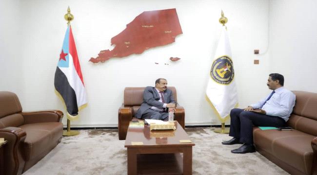 بن بريك يقف أمام "معوقات" تحصيل الموارد العامة للدولة