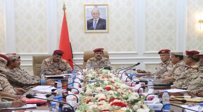 الفريق الداعري يجتمع بهيئات ودوائر وزارة الدفاع ومحور تعز 
