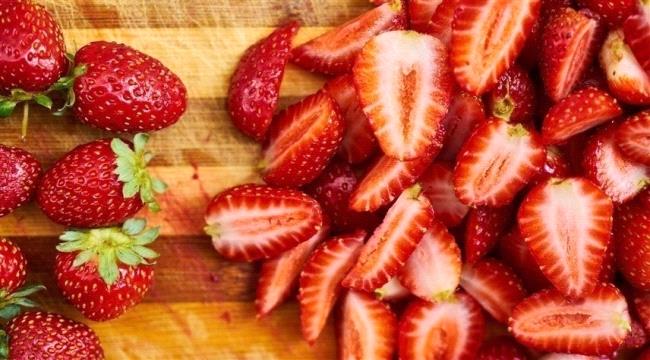 تناول الفراولة والتوت باستمرار يحمي من الخرف