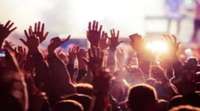 نجم لبناني ينشر صورة مع حبيبته... ما موقف زوجته؟