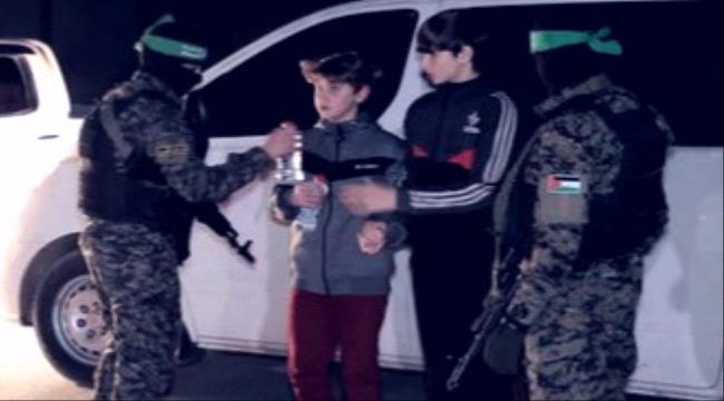 مشاهد من تسليم "11" أسيرا إسرائيليا ووصولهم إلى تل أبيب