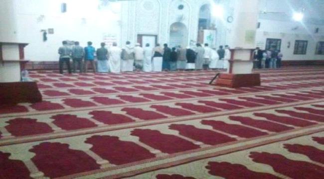 يمنيون يغادرون المساجد.. لهذا السبب!