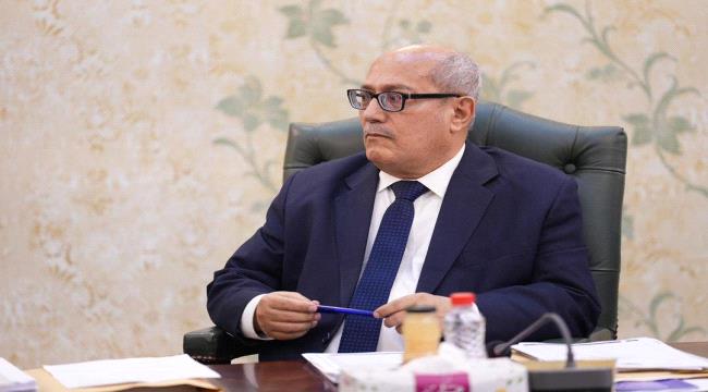 ما حقيقة وجود توجه حكومي لمنح عدن وحضرموت "استقلالية كاملة"؟ 