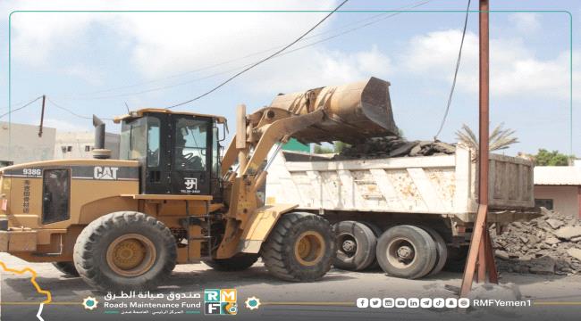 عدن..شارع مدخل ومواقف مستشفى عبود يشهد أعمال صيانة روتينية 