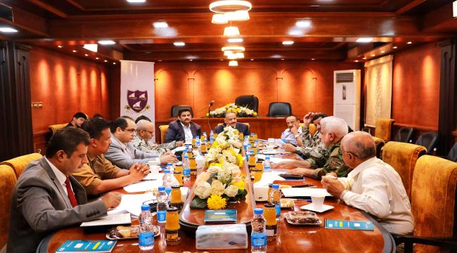 وزير النقل يرأس اجتماع لمناقشة اوضاع الموانئ في عدن والمناطق المحررة