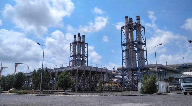 وسط صمت الحكومة.. العاصمة عدن تغرق في الظلام بعد نفاذ الوقود