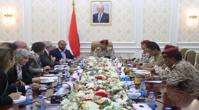 وزير الدفاع يؤكد حرص الجيش على منع تجنيد الأطفال 