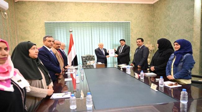 العليمي يستقبل اللجنة الوطنية للتحقيق بانتهاكات حقوق الانسان ويتسلم تقريرها الحادي عشر