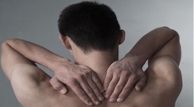 آلام الكتف والظهر.. الأسباب وطرق التخفيف منها