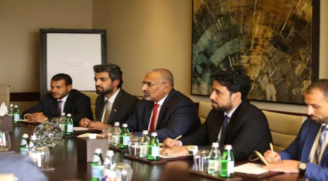 الزبيدي يستقبل في أبوظبي المبعوث الأمريكي إلى اليمن