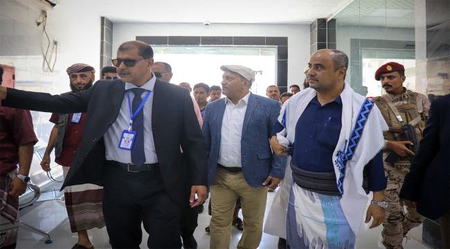 بن بريك والوالي يطلعان على مستشفى وأفران خيرية في عدن