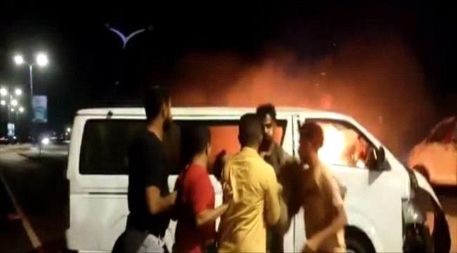 احتراق باص بخط الجسر في عدن 