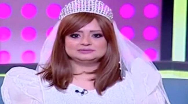 مذيعة مصرية تقدم برنامجها بفستان زفاف.. وتطلب عريساً