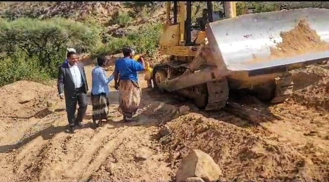 وكيل محافظة الضالع يدشن بدأ العمل بالطريق  شآن سماخة تورصة بالأزارق