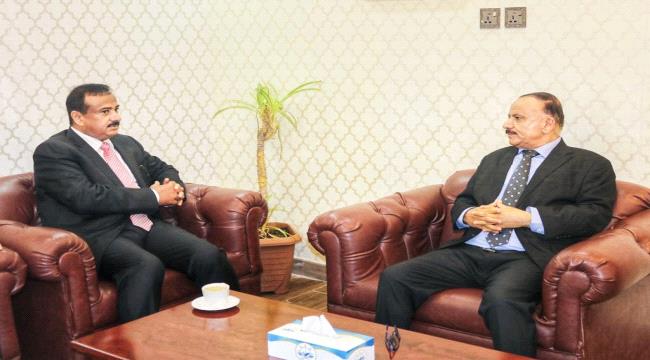 وزير النقل يناقش مع محافظ شبوة سبل تعزيز آليات العمل المشترك 