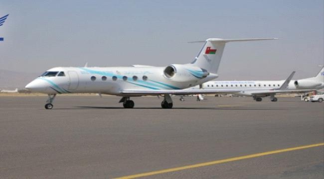 برفقة الوفد العماني..وفد الحوثي المفاوض يصل مطار صنعاء