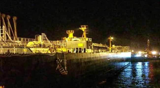 وصول سفينة محملة بوقود الديزل  لمحطات توليد الكهرباء إلى ميناء الزيت بعدن