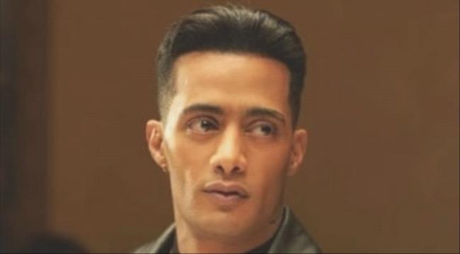 محمد رمضان يخطف الأنظار خلال مباراة النصر والأهلي