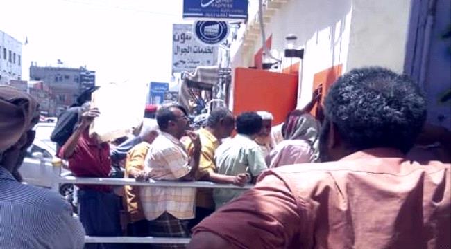 صرف رواتب موظفي الدولة عبر البنوك أكثر أمانا ومنفعة.. لكن!