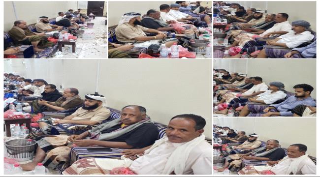 النقيب كمال الحالمي يشارك أبناء الفقيد محمد صالح العطفي في تلقي العزاء بوفاة والدهم