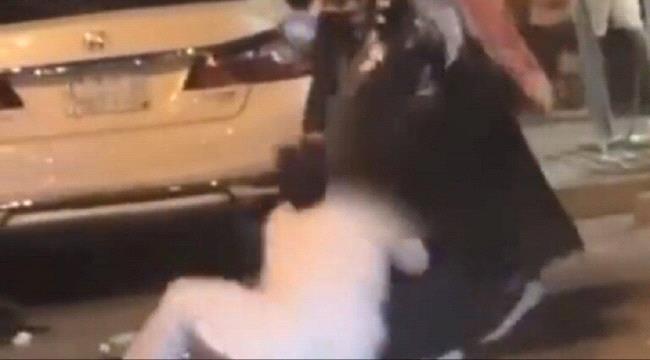 فتاة سعودية تعتدي على شاب في مكان عام "شاهد"