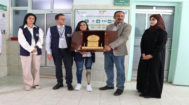 النوبة يكرم مدير عام مكتب الاعلام بعدن ويسلم درع للناشطة السورية ديما امين 
