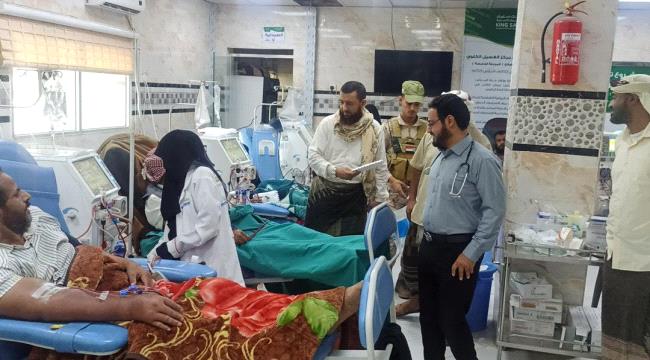 مدير المؤسسة الاقتصادية يواصل زيارة وتفقد المرضى في المشافي الحكومية