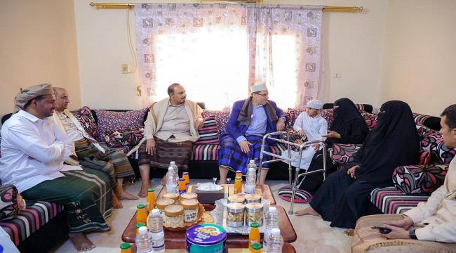 رئيس الوزراء يزور التربوية ومعلمة الأجيال عائشة العيدروس