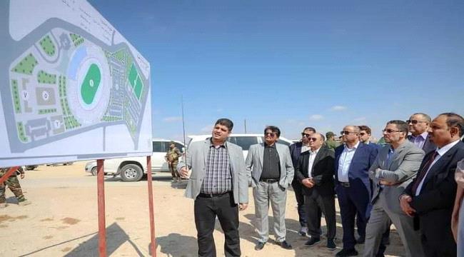 رئيس الوزراء يطلع على مشروع المدينة الرياضية في المكلا