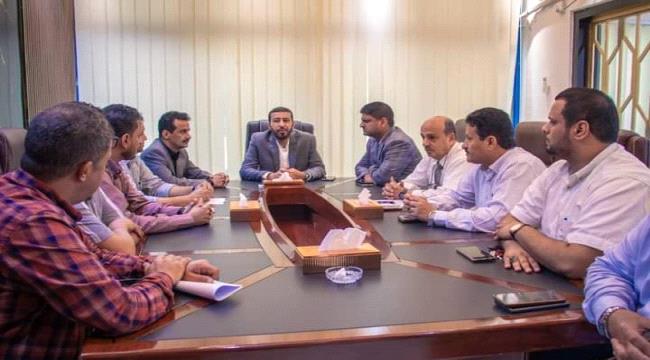 وكيلا وزارة النفط يتفقدان سير الإنضباط الوظيفي بشركة النفط اليمنية 