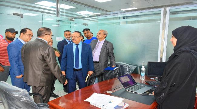 وزير النقل يطلع على سير العمل في شركة الخطوط الجوية اليمنية